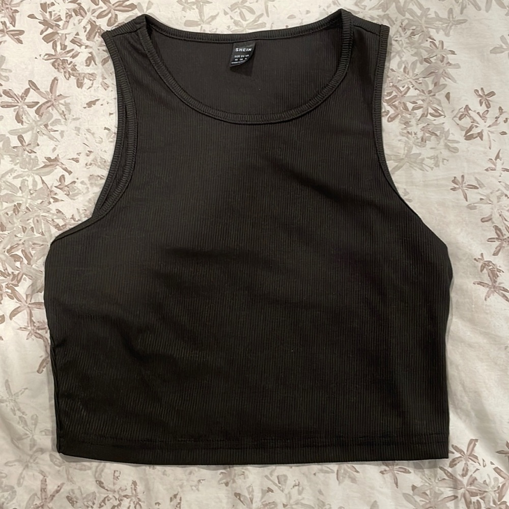 Black cropped tank
